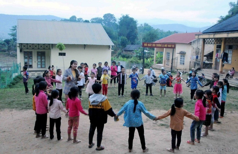 Mong muốn lớn nhất của các giáo viên Trường Tiểu học Mường Bám II (xã vùng 3 Mường Bám, huyện Thuận Châu, tỉnh Sơn La) là giúp trẻ em biết chữ để trang bị cho mình kiến thức sau này sẽ giúp ích được gia đình và xã hội. (Ảnh: Quang Quyết/TTXVN)