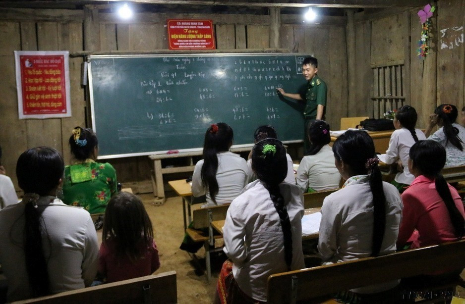 Người thầy giáo ''mang quân hàm xanh'', Thiếu úy Vàng Lao Lừ, Đồn Biên phòng Mường Lạn, huyện Sốp Cộp, tỉnh Sơn La đã đưa con chữ tới bản vùng cao xa xôi Co Muông, xã Mường Lạn để dạy cho học sinh nơi đây. Sau một năm học, 100% học sinh đều đã biết đọc, biết viết và tính được những phép toán đơn giản. (Ảnh: Nguyễn Hồng Cường/TTXVN)