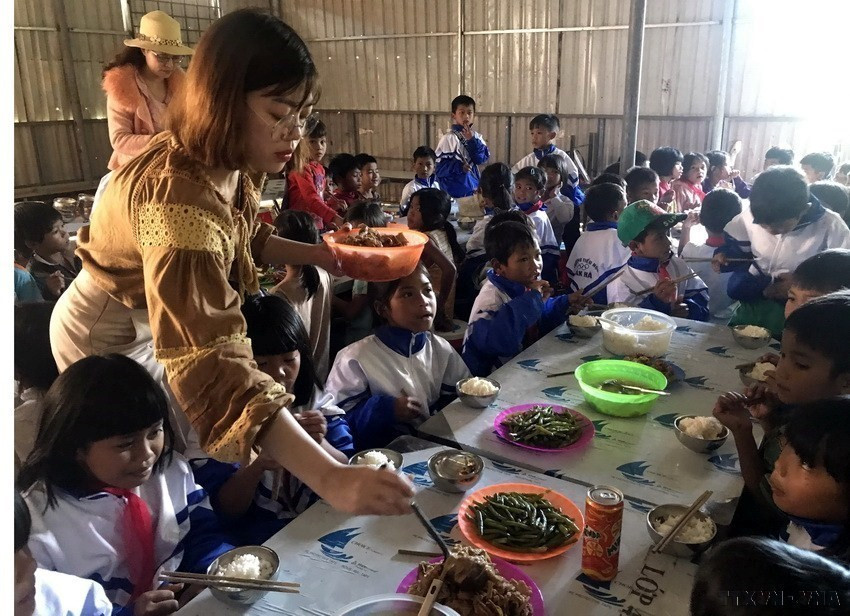 Tu Mơ Rông là một huyện nghèo của tỉnh Kon Tum với điều kiện vật chất còn nhiều thiếu thốn. Tuy nhiên, những thầy, cô giáo nơi đây vẫn ngày đêm nỗ lực, tạo mọi điều kiện tốt nhất để các em học sinh được đến trường, nâng cao tri thức. Trong ảnh: Bữa ăn của các em học sinh được các thầy, cô góp tiền, ủng hộ. (Ảnh: Khoa Chương/TTXVN)