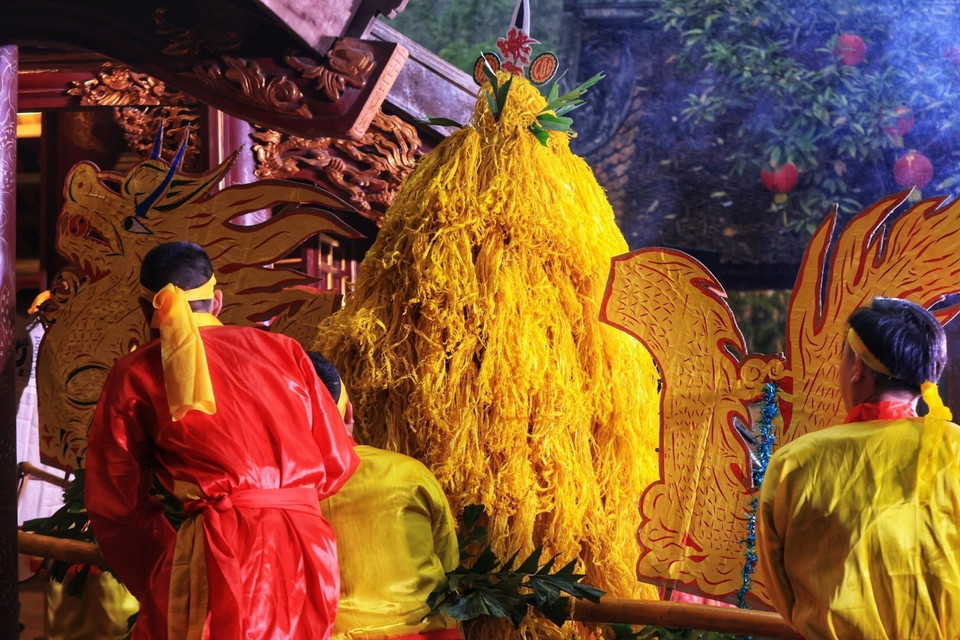 Hoa tre được dân làng dâng vào đền Sóc. (Ảnh: Tuấn Anh/TTXVN)