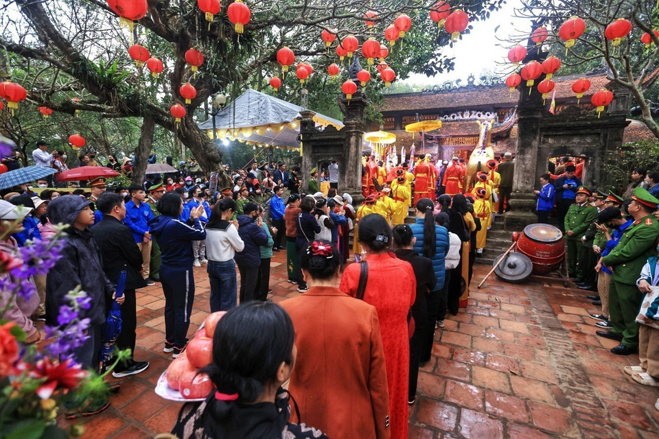 Đông đảo người dân và du khách đến lễ hội đền Gióng. (Ảnh: Tuấn Anh/TTXVN)