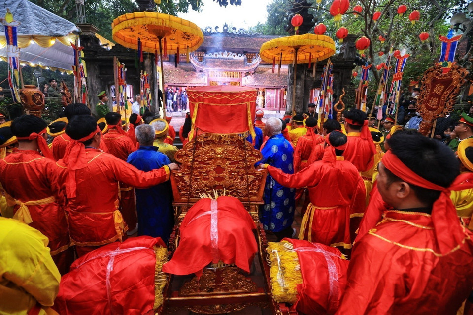 Các thôn dâng kiệu và lễ vật vào đền. (Ảnh: Tuấn Anh/TTXVN)