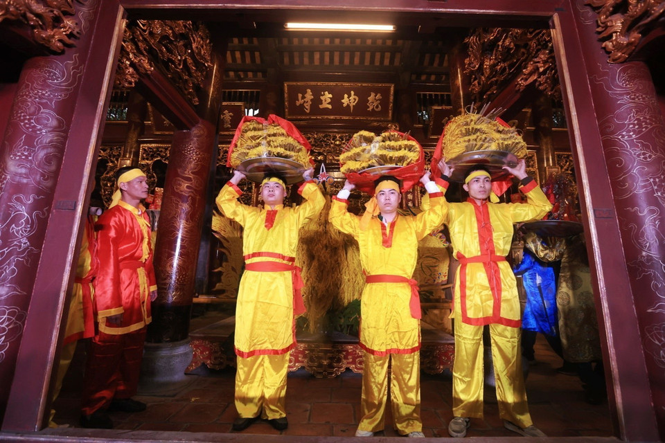 Hoa tre là lễ vật không thể thiếu khi dâng vào đền Sóc. (Ảnh: Tuấn anh/TTXVN)