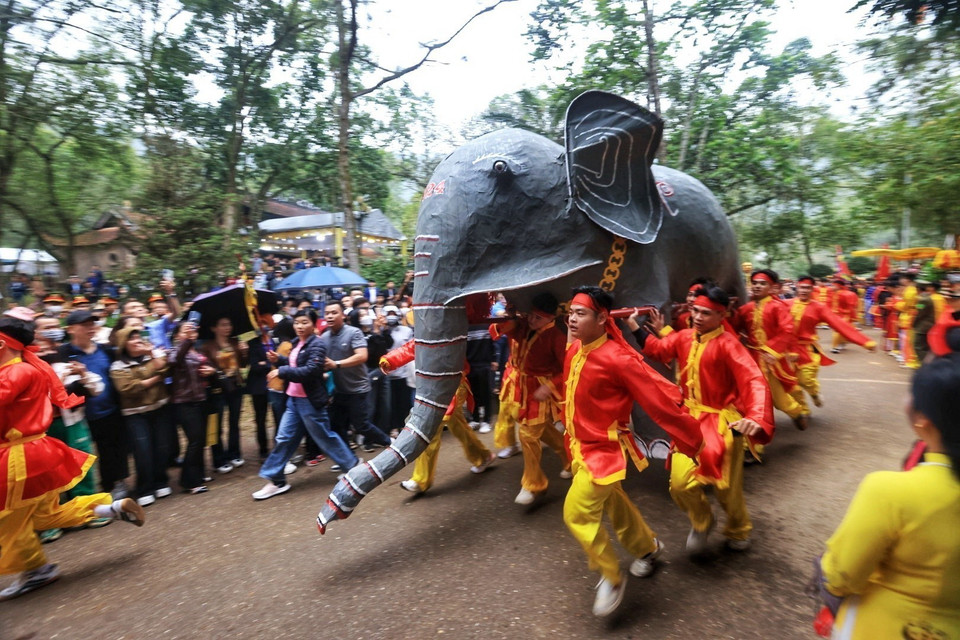 Lễ rước voi chiến vào đền Sóc. (Ảnh: Tuấn Anh/TTXVN)