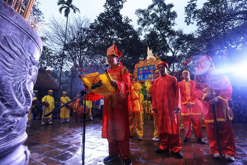 Đại diện các thôn trình báo dâng lễ vật vào đền. (Ảnh: Tuấn Anh/TTXVN)