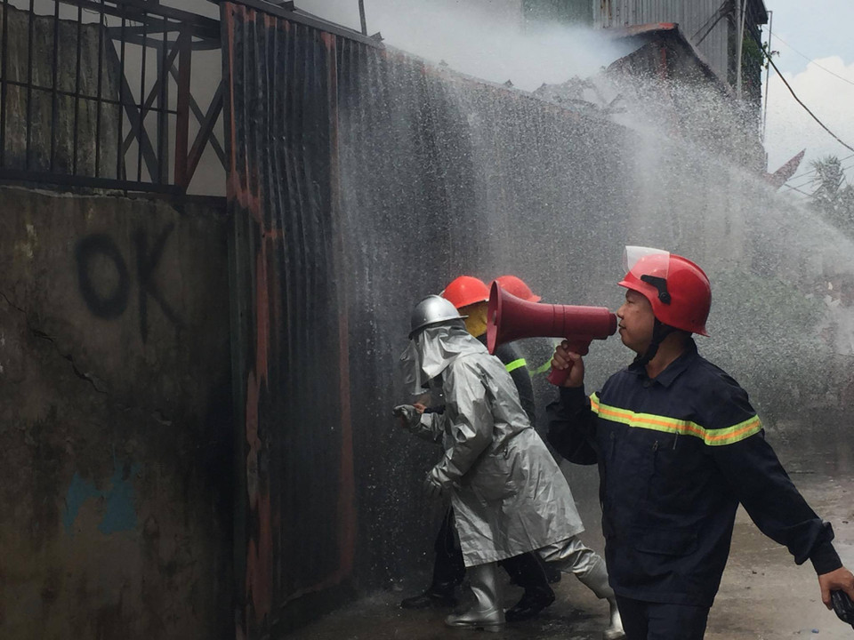 Lực lượng cứu hỏa đã kịp thời có mặt để khống chế cháy lan. (Ảnh: PV/Vietnam+)