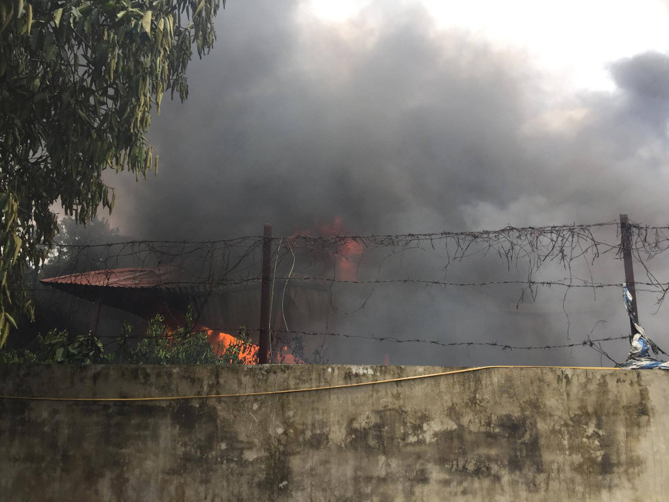 Đến thời điểm hiện tại, cơ quan chức năng xác định, xưởng nhựa bị cháy là của ông Nguyễn Văn Cương (sinh năm 1979) trú tại xóm Lẻ, thôn Triều Khúc (xã Tân Triều, huyện Thanh Trì). Gia đình ông Cương làm nghề tái chế đồ nhựa. (Ảnh: PV/Vietnam+)