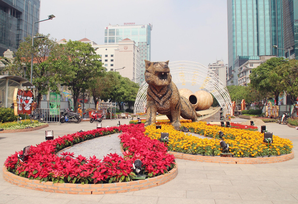 Đường hoa Nguyễn Huệ Tết Nhâm Dần 2022 tái hiện hình ảnh ''chúa tể sơn lâm'' cao 4,6m, dài hơn 10m. (Ảnh: Mỹ Phương/TTXVN)