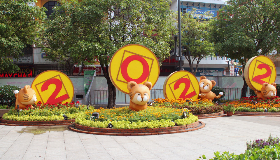 Tiểu cảnh năm 2022 với chú hổ được cách điệu ngộ nghĩnh, đáng yêu trên Đường hoa Nguyễn Huệ Tết Nhâm Dần 2022 đã được hoàn thành. (Ảnh: Mỹ Phương/TTXVN)