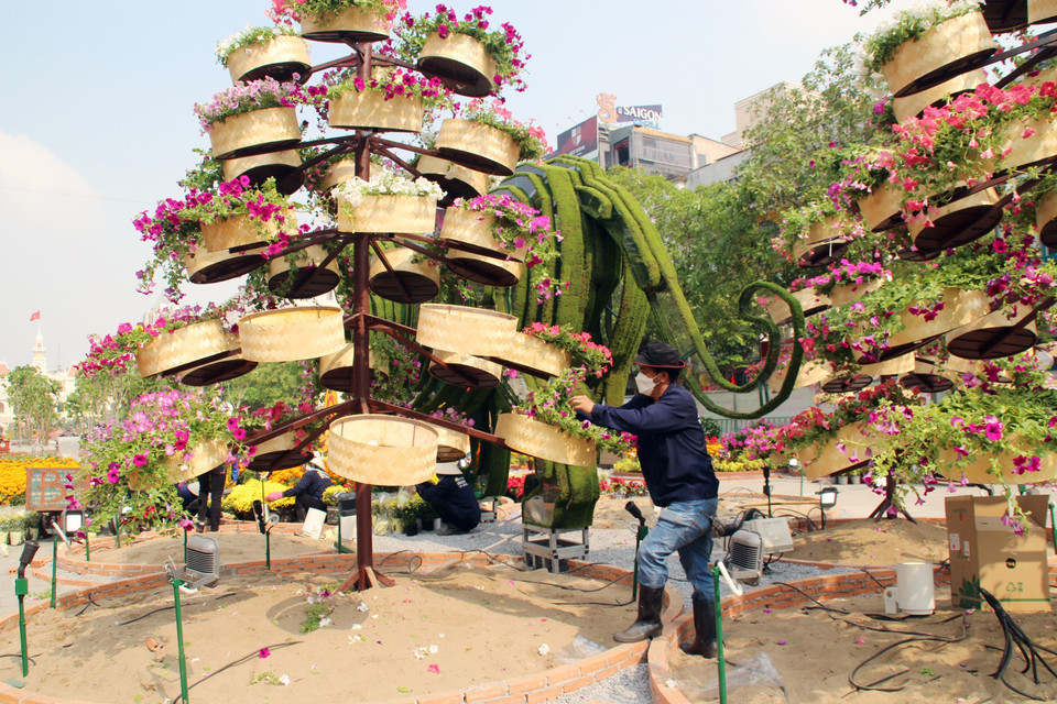 Đường hoa Nguyễn Huệ Tết Nhâm Dần 2022 được đội ngũ thi công chăm chút kỹ lượng từng tiểu cảnh để tạo nên những quần thể rực rỡ sắc Xuân. (Ảnh: Mỹ Phương/TTXVN)