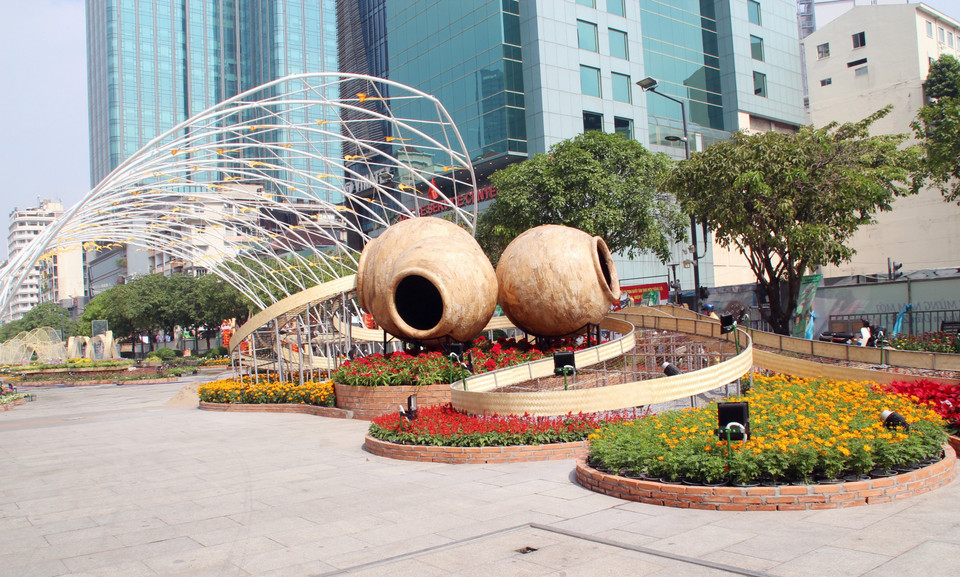 Trên Đường hoa Nguyễn Huệ Tết Nhâm Dần 2022, có một số tiểu cảnh được thiết kế độc đáo với hình dáng uốn lượn mềm mại như dải lụa và được phân tầng rõ rệt với độ cao đến 2m. (Ảnh: Mỹ Phương/TTXVN)