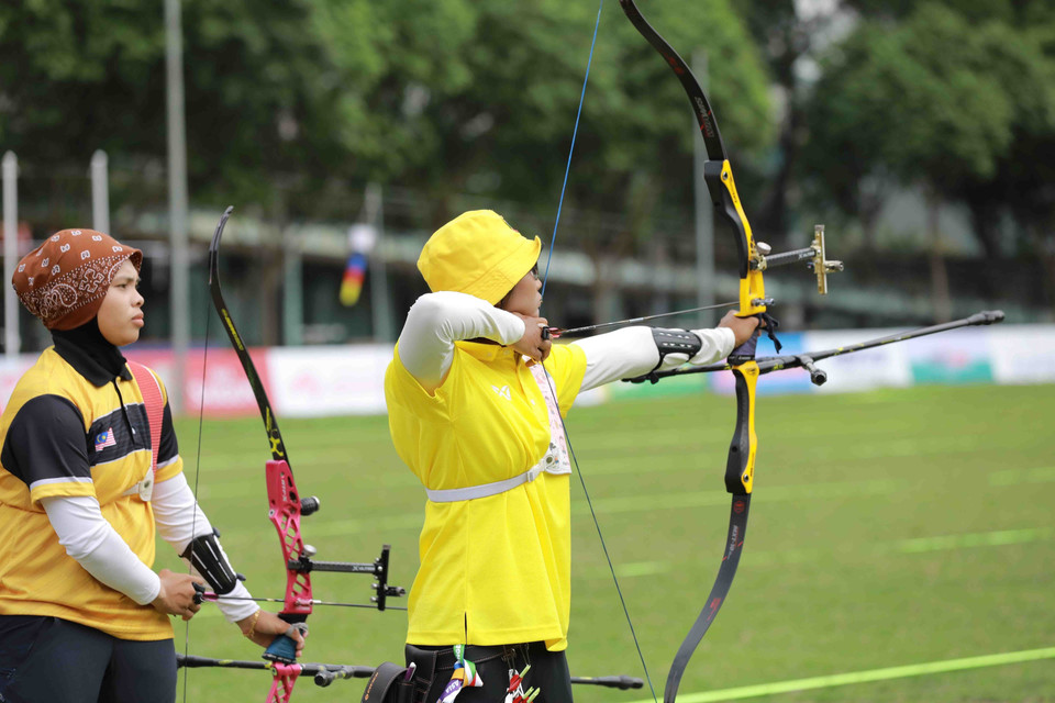 Vận động viên Ya Min Thu (Myanmar-phải) thi đấu nội dung cung 1 dây cá nhân nữ. (Ảnh: Vũ Sinh/TTXVN)