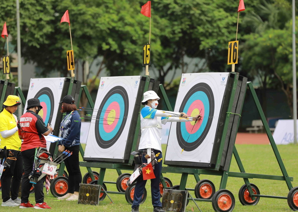 Vận động viên Đỗ Thị Ánh Nguyệt (Việt Nam-phải) kiểm tra kết quả bài thi đấu nội dung cung 1 dây cá nhân nữ. (Ảnh: Vũ Sinh/TTXVN)