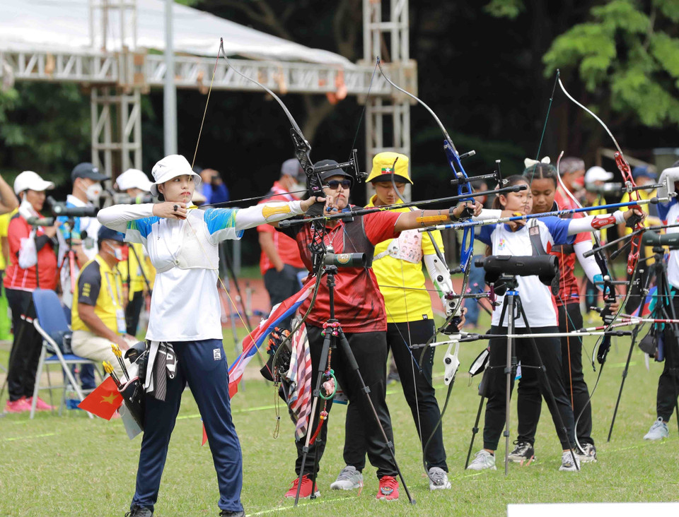 Vận động viên Đỗ Thị Ánh Nguyệt (Việt Nam-ngoài cùng bên trái) thi đấu nội dung cung 1 dây cá nhân nữ. (Ảnh: Vũ Sinh/TTXVN)