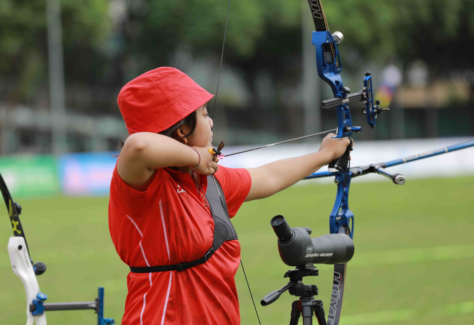 Vận động viên Pande Arista Putu (Indonesia-phải) thi đấu nội dung cung 1 dây cá nhân nữ. (Ảnh: Vũ Sinh/TTXVN)