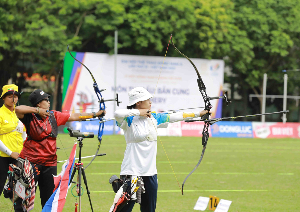 Vận động viên Đỗ Thị Ánh Nguyệt (Việt Nam-phải) thi đấu nội dung cung 1 dây cá nhân nữ. (Ảnh: Vũ Sinh/TTXVN)
