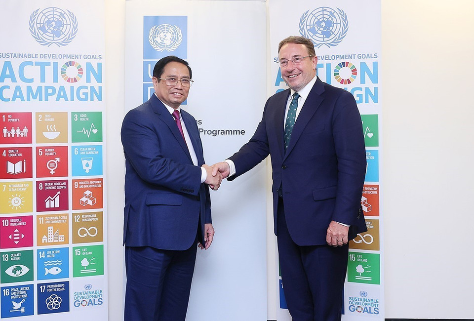 Thủ tướng Phạm Minh Chính gặp Tổng giám đốc Chương trình Phát triển Liên hợp quốc (UNDP) Achim Steiner. (Ảnh: Dương Giang/TTXVN)