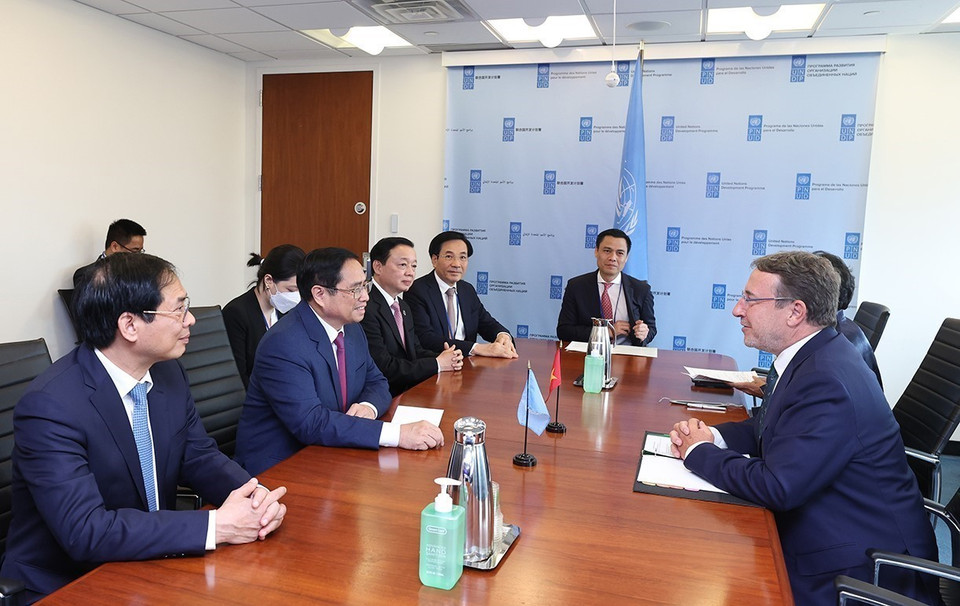 Thủ tướng Phạm Minh Chính gặp Tổng giám đốc UNDP Achim Steiner. (Ảnh: Dương Giang/TTXVN)