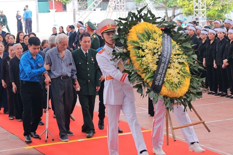 Đoàn cựu học sinh Trường THPT Nguyễn Gia Thiều - bạn học Tổng Bí thư Nguyễn Phú Trọng vào viếng. (Ảnh: Hoàng Hiếu/TTXVN)