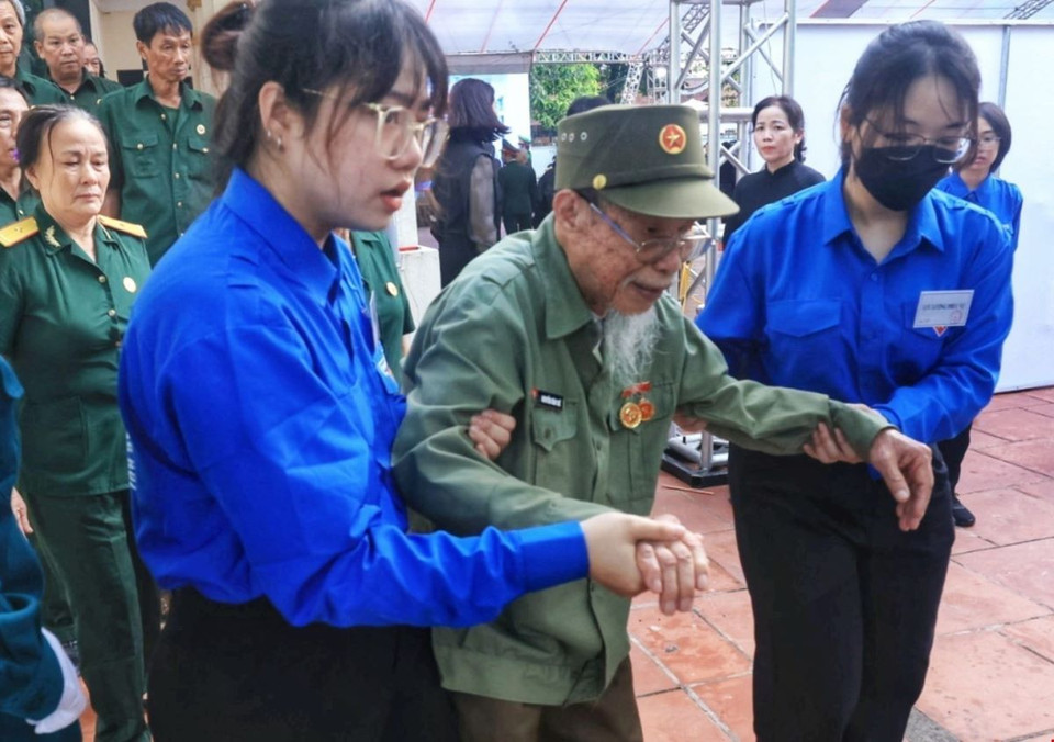 Đoàn cựu chiến binh vào viếng Tổng Bí thư Nguyễn Phú Trọng. (Ảnh: TTXVN)