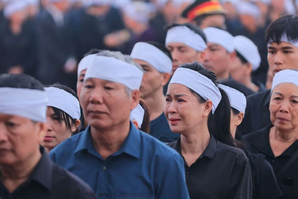 Người thân vào viếng Tổng Bí thư Nguyễn Phú Trọng tại thôn Lại Đà, xã Đông Hội, huyện Đông Anh, thành phố Hà Nội. (Ảnh: TTXVN)