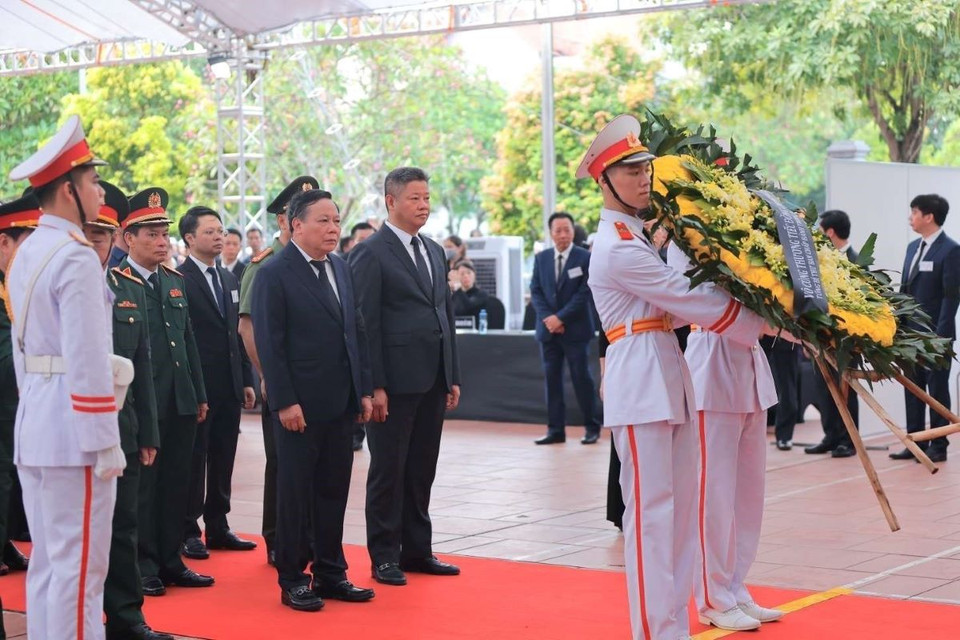 Đoàn Hội đồng Nhân dân, Ủy ban Nhân dân Thành phố Hà Nội vào viếng Tổng Bí thư Nguyễn Phú Trọng. (Ảnh: TTXVN)