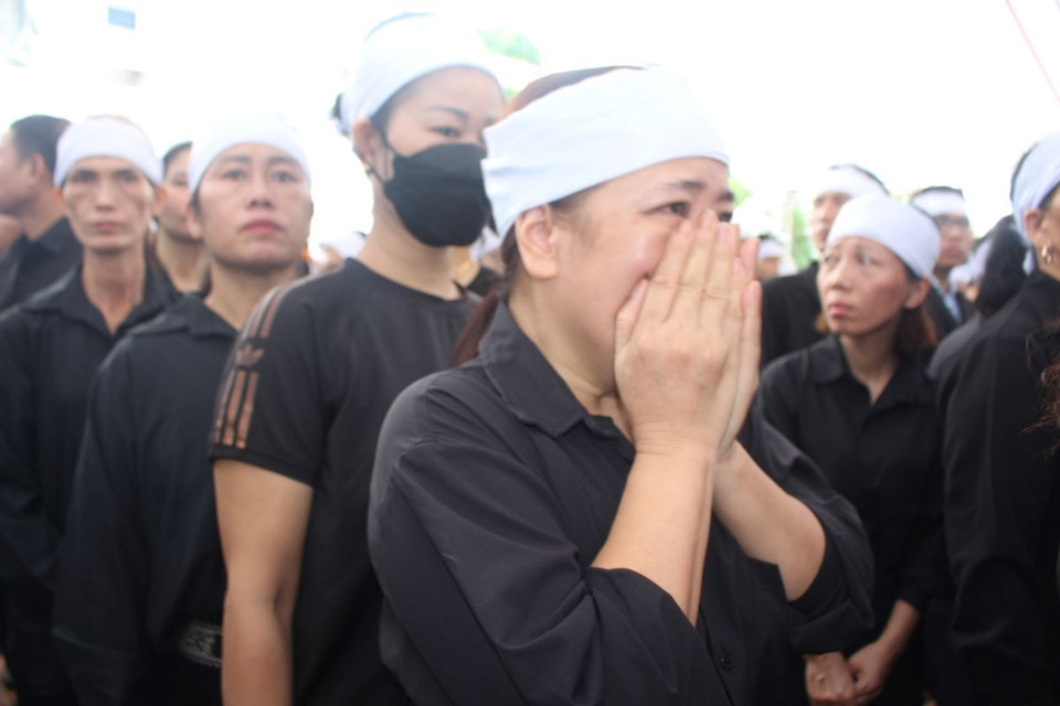 Giây phút xúc động nghẹn ngào của người dân Đông Anh tại lễ viếng. (Ảnh: TTXVN)