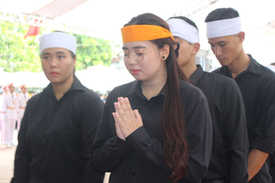Con cháu tiếc thương Tổng Bí thư Nguyễn Phú Trọng. (Ảnh: TTXVN)