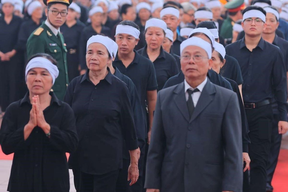 Người thân vào viếng Tổng Bí thư Nguyễn Phú Trọng tại thôn Lại Đà, xã Đông Hội, huyện Đông Anh, thành phố Hà Nội. (Ảnh: TTXVN)