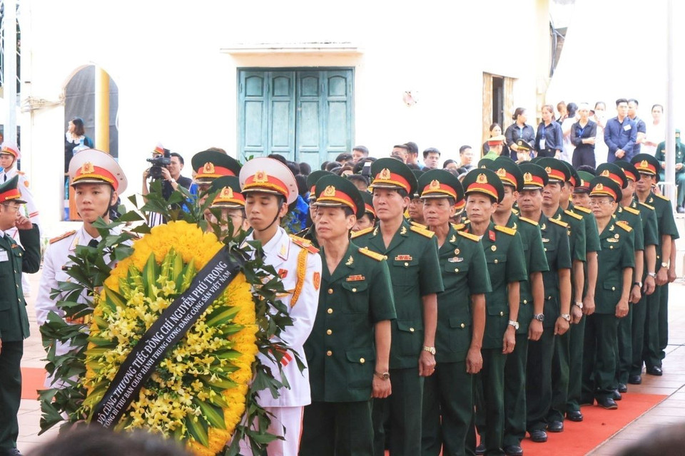 Đoàn Ban chỉ huy Quân sự huyện Đông Anh vào viếng Tổng Bí thư Nguyễn Phú Trọng. (Ảnh: TTXVN)