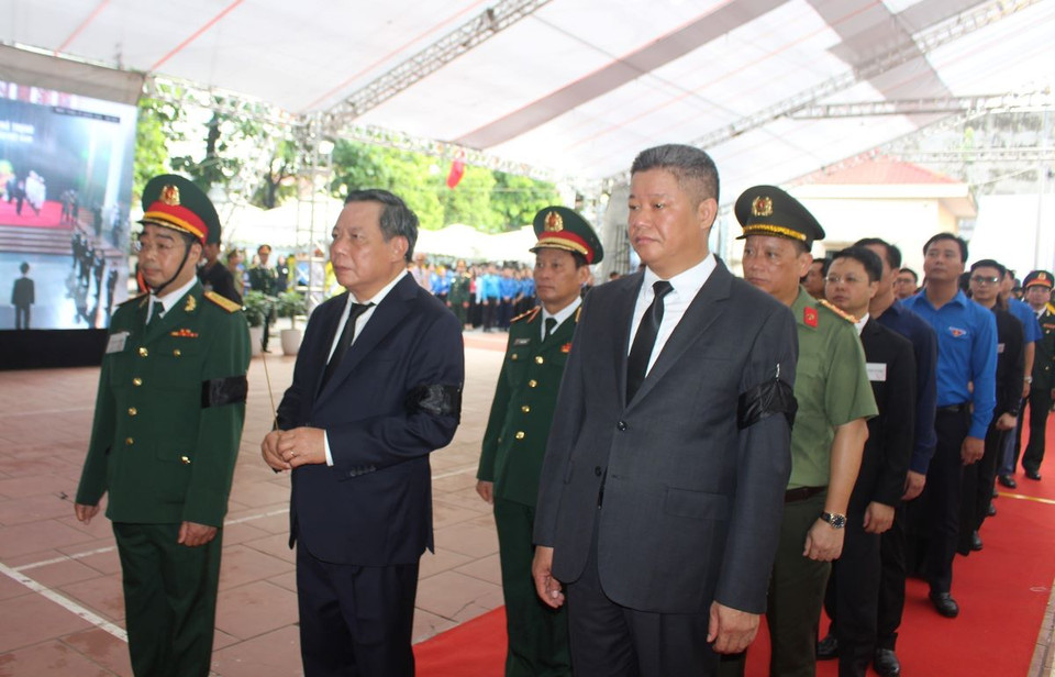 Đoàn đại biểu Thành ủy, Hội đồng Nhân dân, Ủy ban Nhân dân, Ủy ban Mặt trận Tổ quốc Việt Nam thành phố Hà Nội thành kính tưởng nhớ Tổng Bí thư Nguyễn Phú Trọng. (Ảnh: TTXVN)