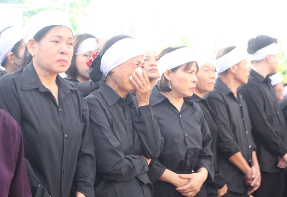 Người thân, họ hàng của Tổng Bí thư Nguyễn Phú Trọng chờ vào viếng. (Ảnh: TTXVN)