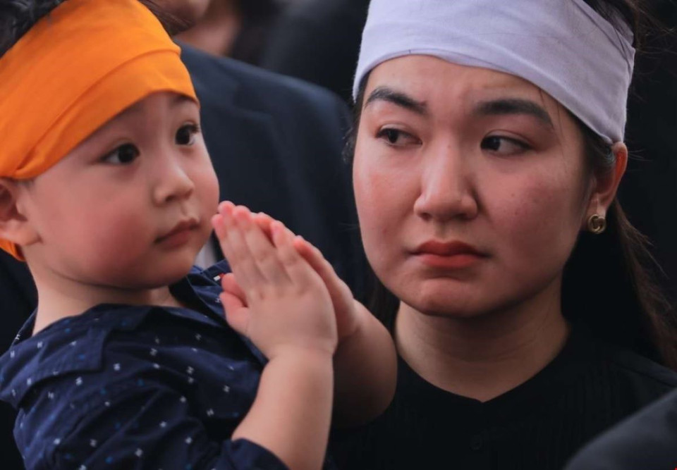 Người thân đau buồn trước sự ra đi mãi mãi của Tổng Bí thư Nguyễn Phú Trọng. (Ảnh: TTXVN)