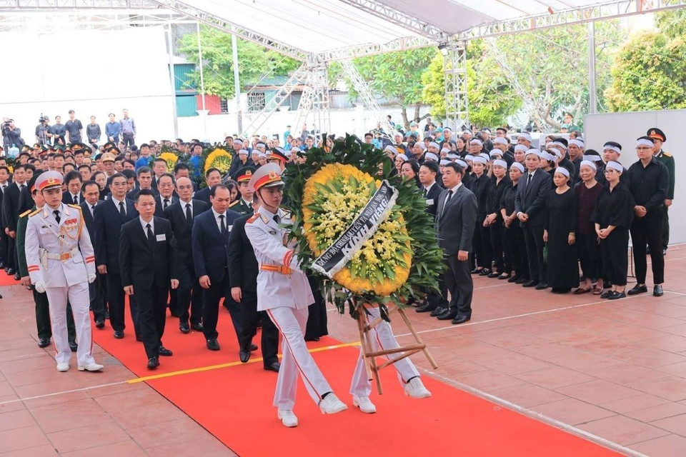 Đoàn Đảng bộ, Chính quyền và nhân dân huyện Đông Anh vào viếng Tổng Bí thư Nguyễn Phú Trọng. (Ảnh: TTXVN)
