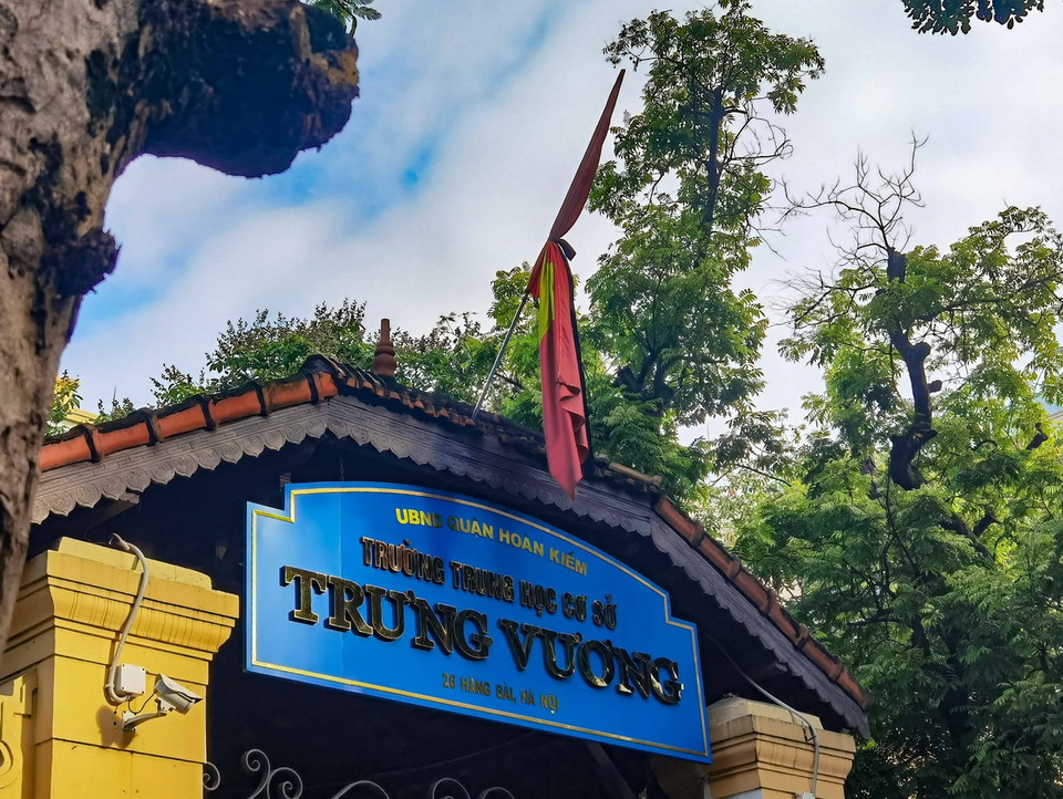 Các trường học treo cờ rủ. (Ảnh: Thanh Tùng/TTXVN)