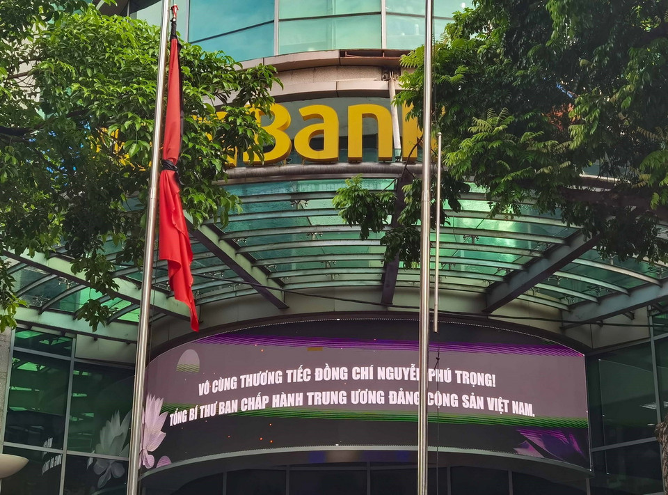 Trụ sở Ngân hàng hương mại cổ phần Đại Chúng Việt Nam trên phố Ngô Quyền treo cờ rủ. (Ảnh: Thanh Tùng/TTXVN)