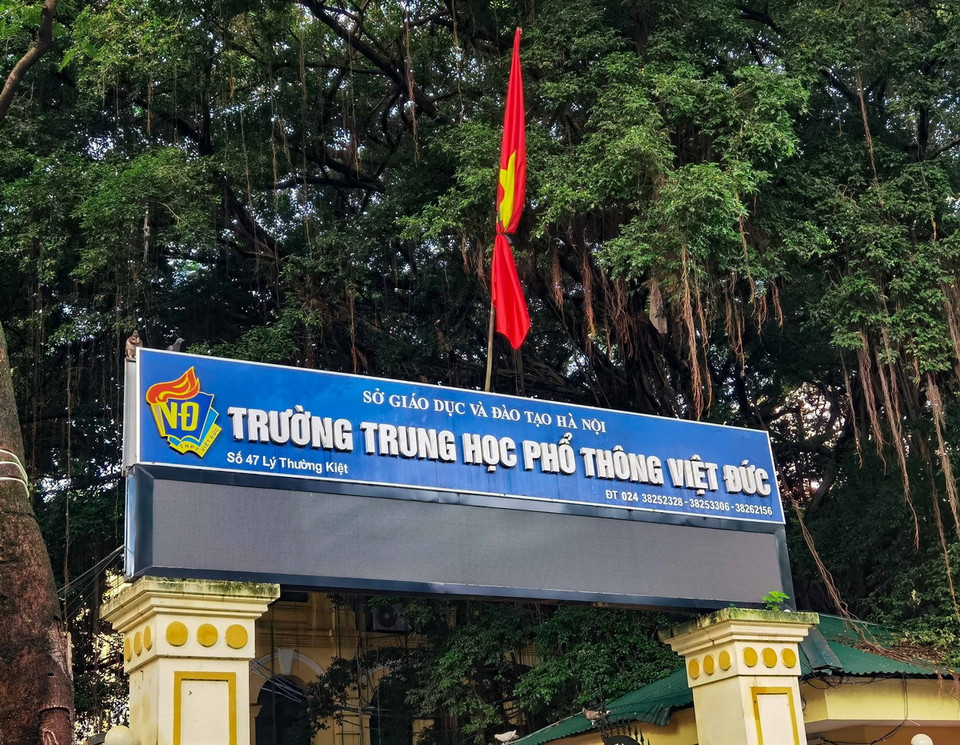 Các trường học treo cờ rủ sáng 25/7. (Ảnh: Thanh Tùng/TTXVN)