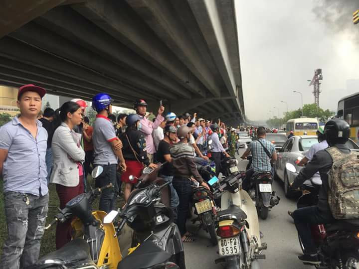 Rất đông người hiếu kỳ tập trung khiến công tác chữa cháy khó khăn (Ảnh: CTV)