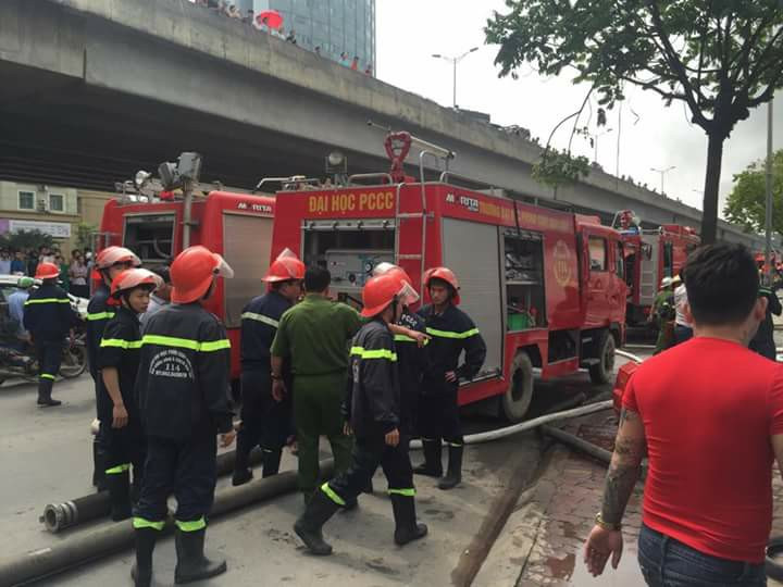 Cảnh sát nỗ lực chữa cháy (Ảnh: CTV)