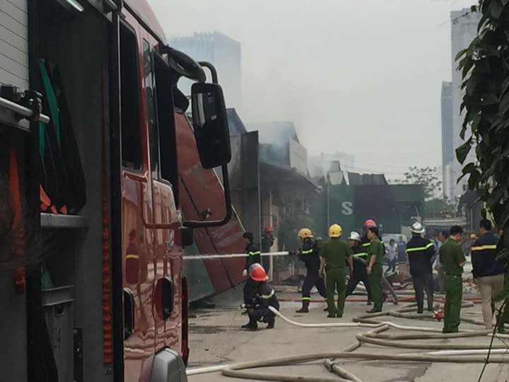Cảnh sát nỗ lực chữa cháy (Ảnh: CTV)