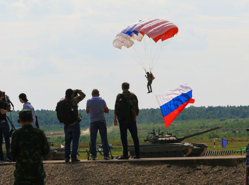 Quốc kỳ Liên bang Nga được đưa tới thao trường Alabino trước giờ khai mạc chính thức Army Games 2022. (Ảnh: Trần Hiếu/TTXVN)