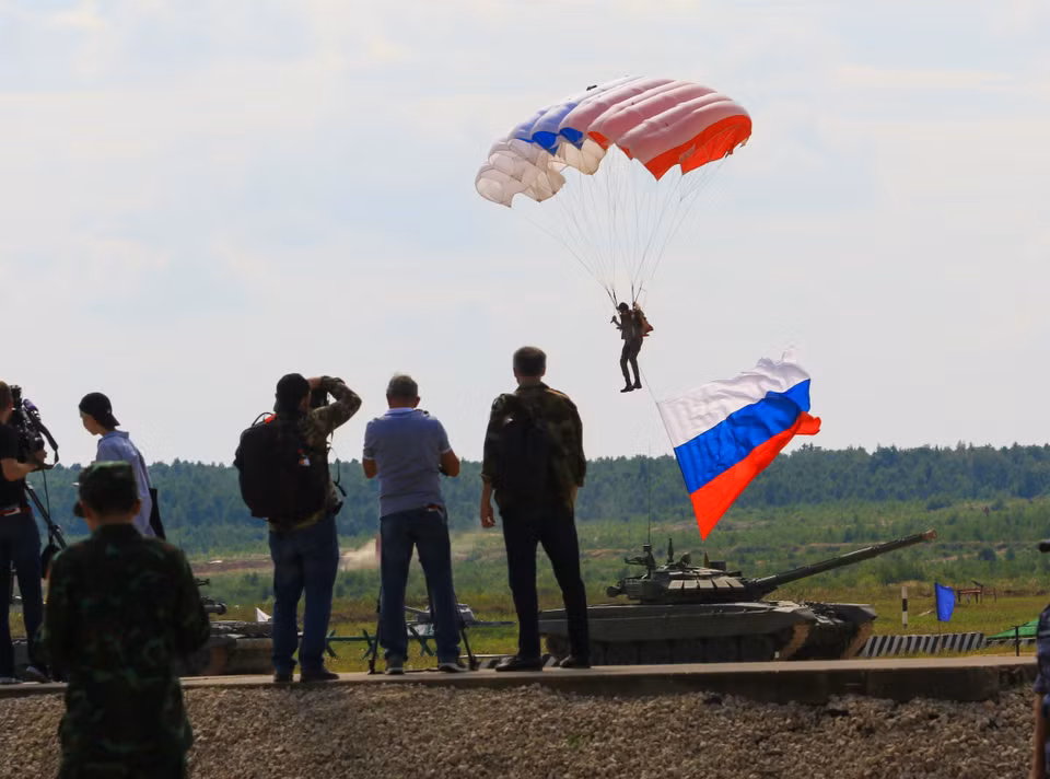 Quốc kỳ Liên bang Nga được đưa tới thao trường Alabino trước giờ khai mạc chính thức Army Games 2022. (Ảnh: Trần Hiếu/TTXVN)