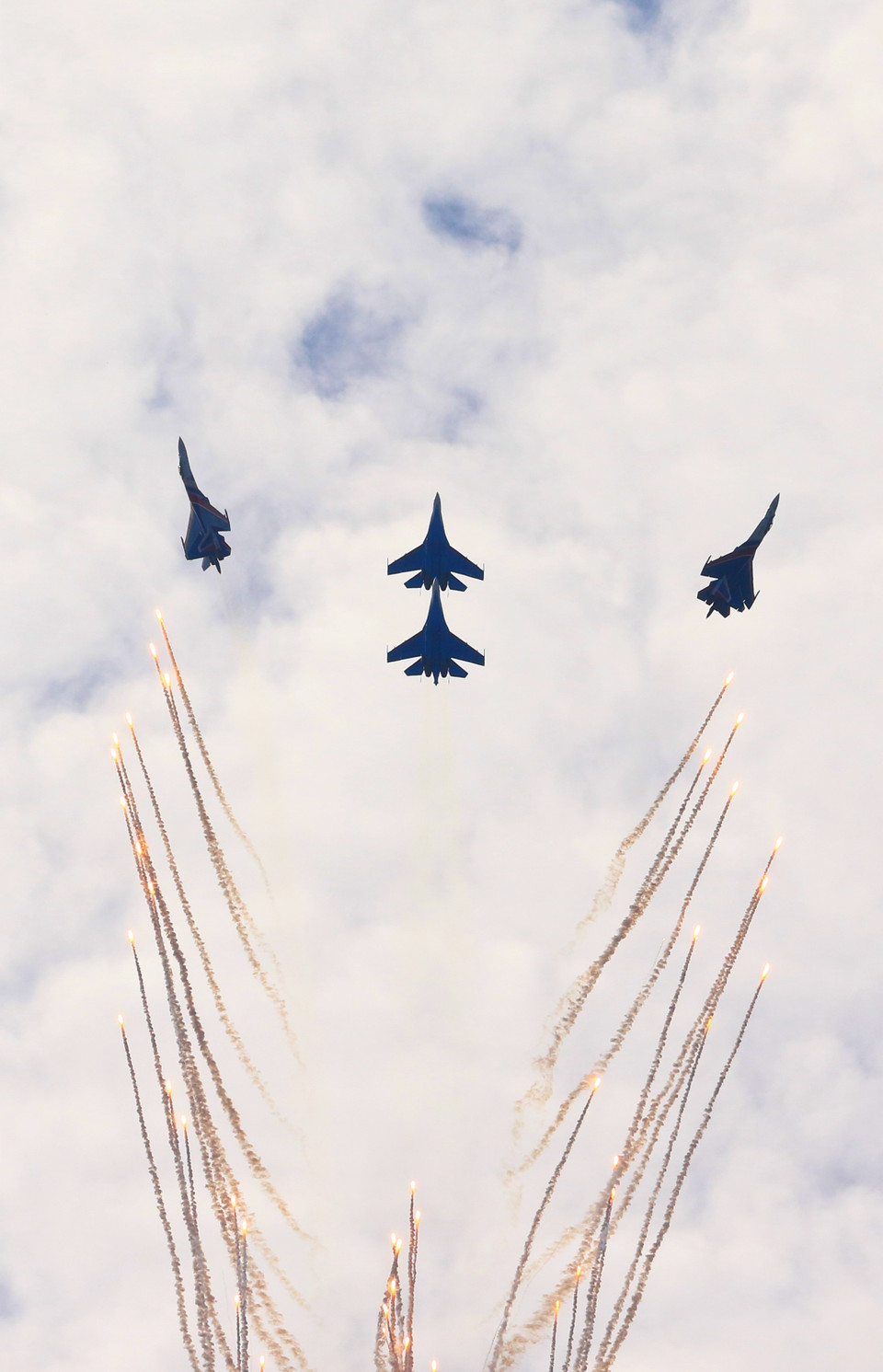 Biên đội 4 chiếc Su-35S của nhóm Tráng sỹ Nga trình diễn kỹ thuật lái có tên gọi Fontan. (Ảnh: Trần Hiếu/TTXVN)