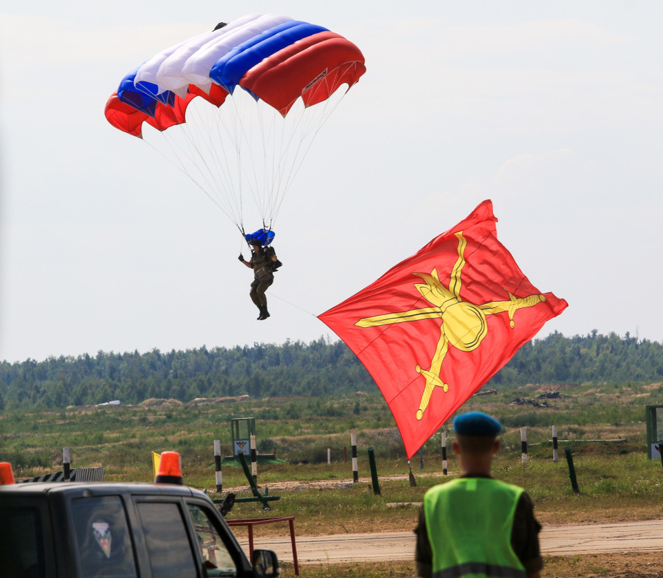 Lá cờ truyền thống của Lực lượng Lục quân Nga được đưa tới thao trường Alabino trong ngày khai mạc Army Games 2022. (Ảnh: Trần Hiếu/TTXVN)