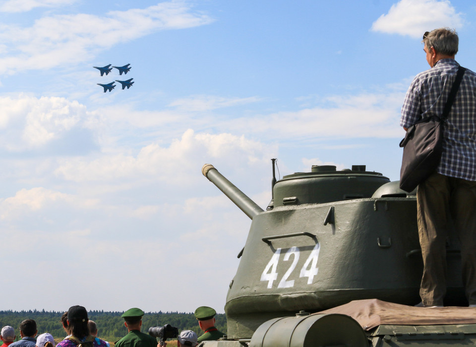 Người dân chú ý theo dõi màn trình diễn của Biên đội Tráng sĩ Nga. (Ảnh: Trần Hiếu/TTXVN)