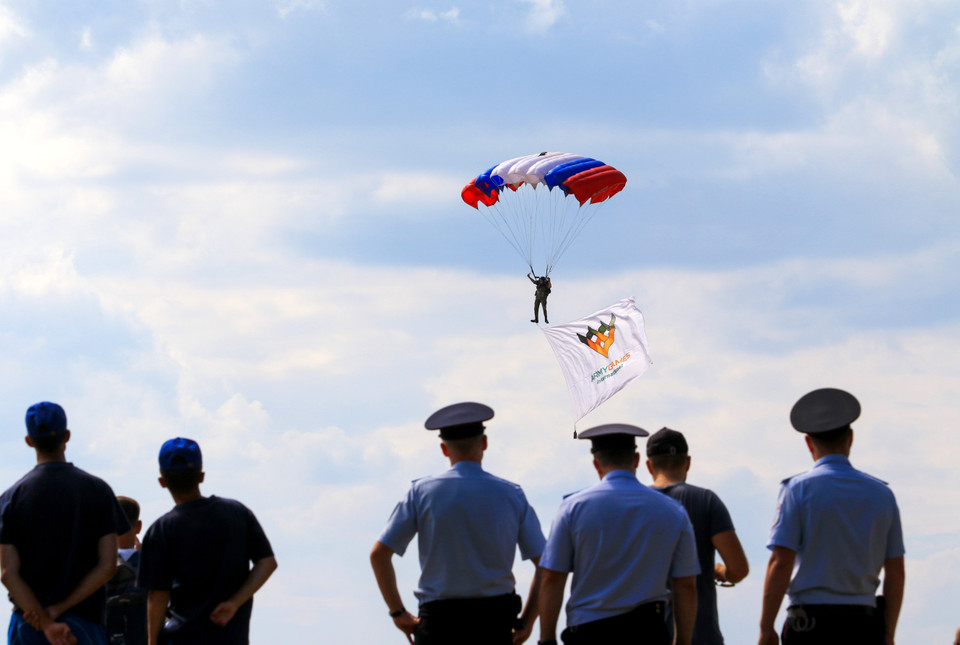 Vận động viên nhảy dù đưa cờ Army Games xuống thao trường Alabino. (Ảnh: Trần Hiếu/TTXVN)