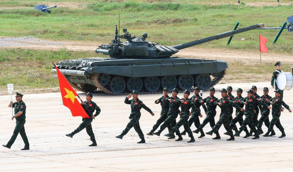 Chiều 15/8, tại Công viên ''Yêu nước'' và thao trường Alabino ở ngoại ô Moskva cùng diễn ra lễ khai mạc Hội thao quân sự quốc tế lần thứ 8 (Army Games 2022) và Diễn đàn Kỹ thuật Quân sự Quốc tế (Army 2022). Trong ảnh: Đội tuyển xe tăng Việt Nam diễu hành qua lễ đài ở thao trường Alabino. (Ảnh: Trần Hiếu/TTXVN)