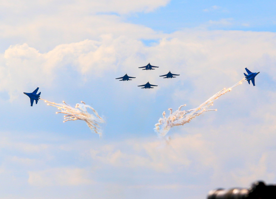 Biên đội Tráng sĩ Nga trình diễn kỹ thuật lái máy bay trước giờ khai mạc Army Games. (Ảnh: Trần Hiếu/TTXVN)