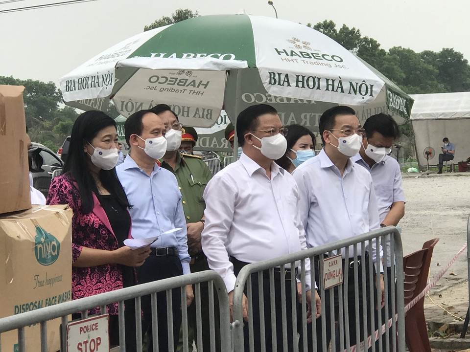 Bí thư Thành ủy Hà Nội Đinh Tiến Dũng và đoàn công tác kiểm tra công tác phòng, chống dịch COVID-19 tại khu vực Bệnh viện Bệnh Nhiệt đới Trung ương cơ sở 2 ở xã Kim Chung, huyện Đông Anh. (Ảnh: Văn Cảnh/TTXVN)