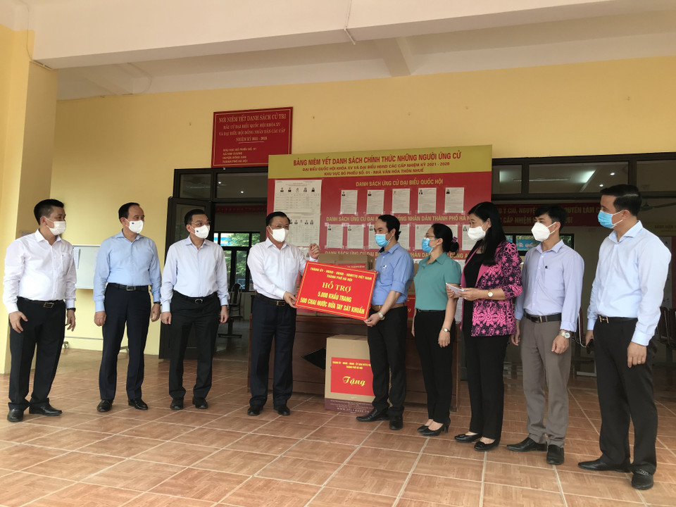 Đoàn công tác thành phố Hà Nội tặng trang thiết bị phòng, chống dịch COVID-19 cho xã Kim Chung (huyện Đông Anh). (Ảnh: Văn Cảnh/TTXVN)